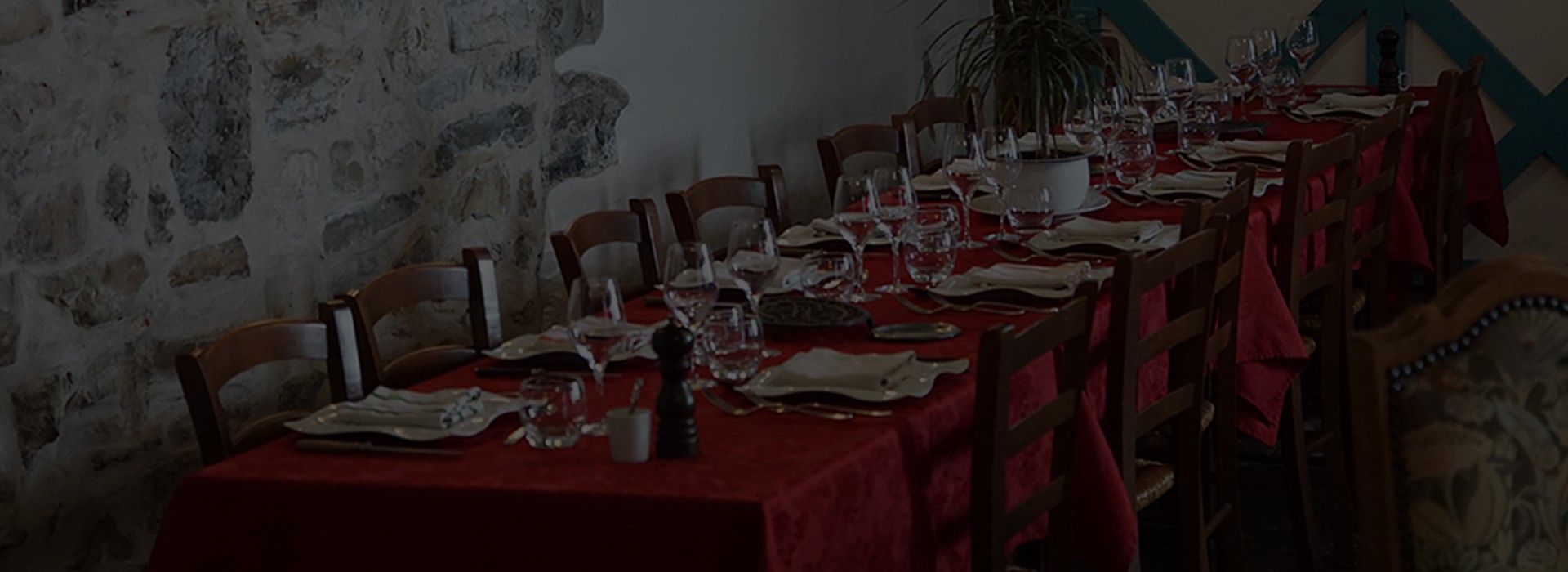 Grande table dressée pour un repas de groupe