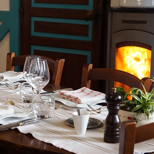 Salle chaleureuse du restaurant La Rôtisserie du Roy Léon à Bayonne